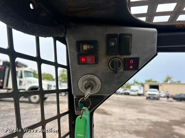 image for item ET3208 2005 Bobcat 463 skid steer loader