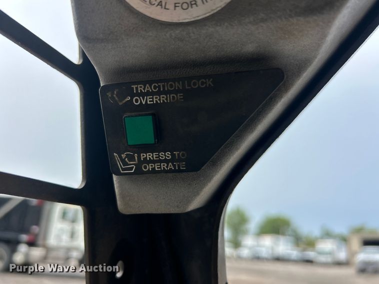 image for item ET3208 2005 Bobcat 463 skid steer loader