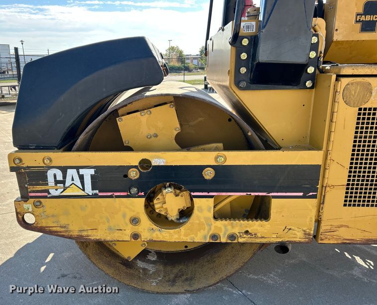 image for item ET3271 2001 Caterpillar CB-534C double drum vibratory roller