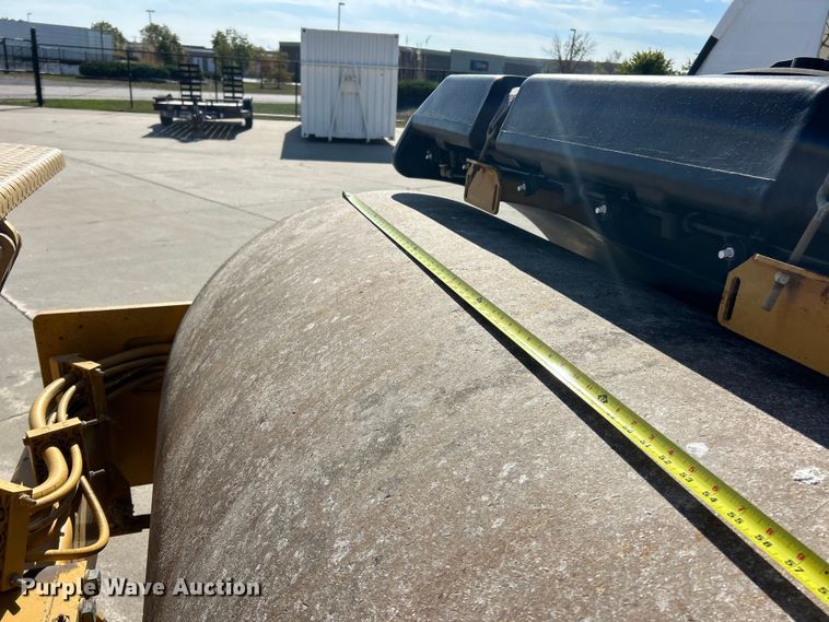 image for item ET3271 2001 Caterpillar CB-534C double drum vibratory roller