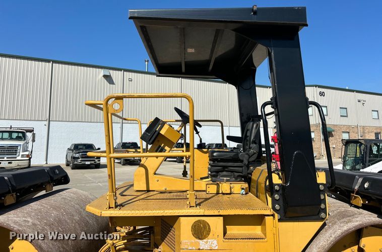 image for item ET3271 2001 Caterpillar CB-534C double drum vibratory roller
