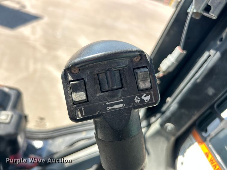 image for item ET3272 2014 Bobcat T650 tracked skid steer loader