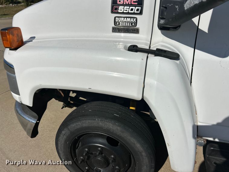 image for item ET3448 2004 GMC C5500 utility / service truck