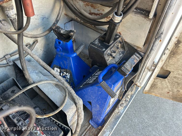 image for item ET3448 2004 GMC C5500 utility / service truck