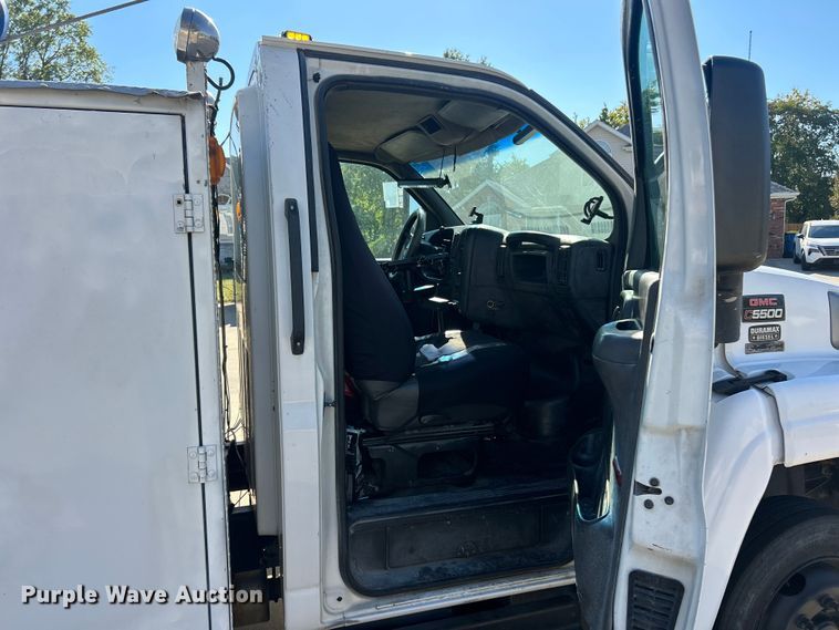 image for item ET3448 2004 GMC C5500 utility / service truck