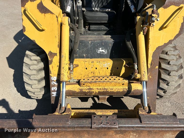 image for item ET3453 2003 John Deere 260  skid steer loader