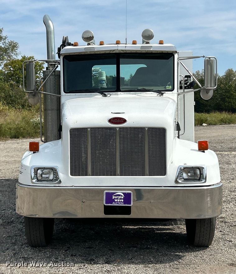 image for item ET3467 2003 Peterbilt 330 utility / service truck