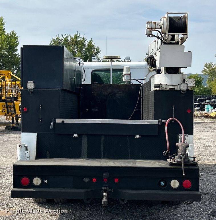 image for item ET3467 2003 Peterbilt 330 utility / service truck