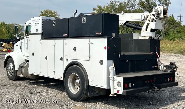 image for item ET3467 2003 Peterbilt 330 utility / service truck