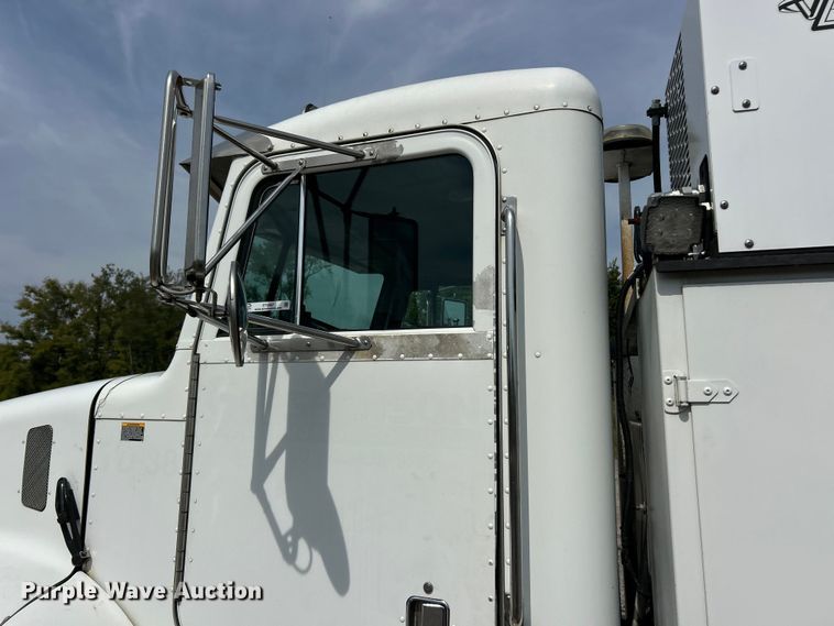 image for item ET3467 2003 Peterbilt 330 utility / service truck