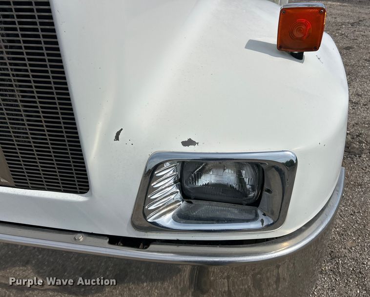 image for item ET3467 2003 Peterbilt 330 utility / service truck