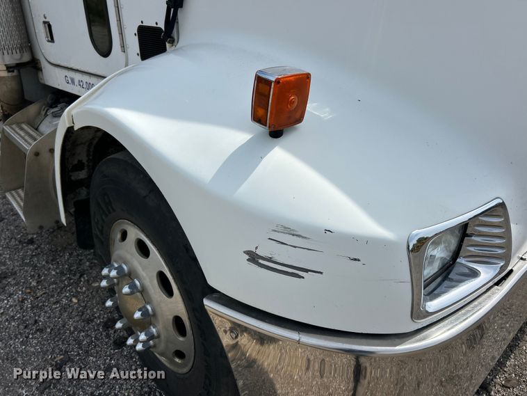 image for item ET3467 2003 Peterbilt 330 utility / service truck