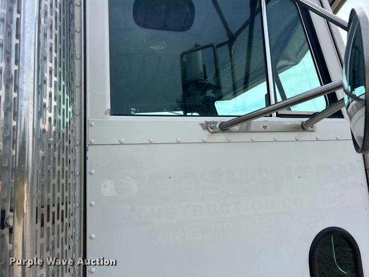 image for item ET3467 2003 Peterbilt 330 utility / service truck