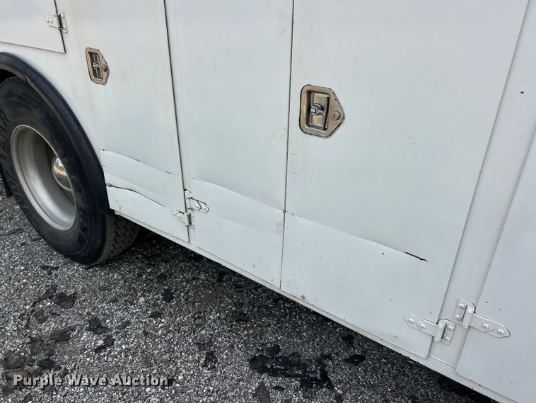 image for item ET3467 2003 Peterbilt 330 utility / service truck