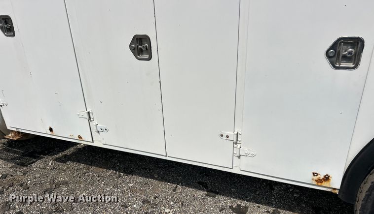 image for item ET3467 2003 Peterbilt 330 utility / service truck