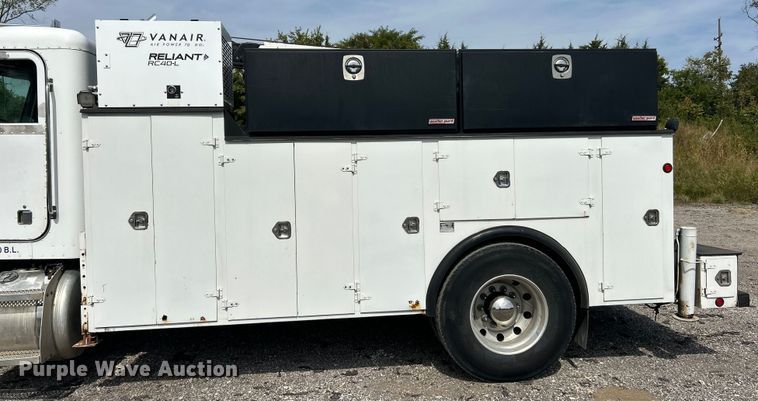 image for item ET3467 2003 Peterbilt 330 utility / service truck