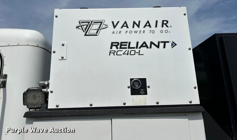 image for item ET3467 2003 Peterbilt 330 utility / service truck