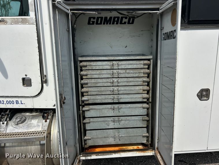 image for item ET3467 2003 Peterbilt 330 utility / service truck