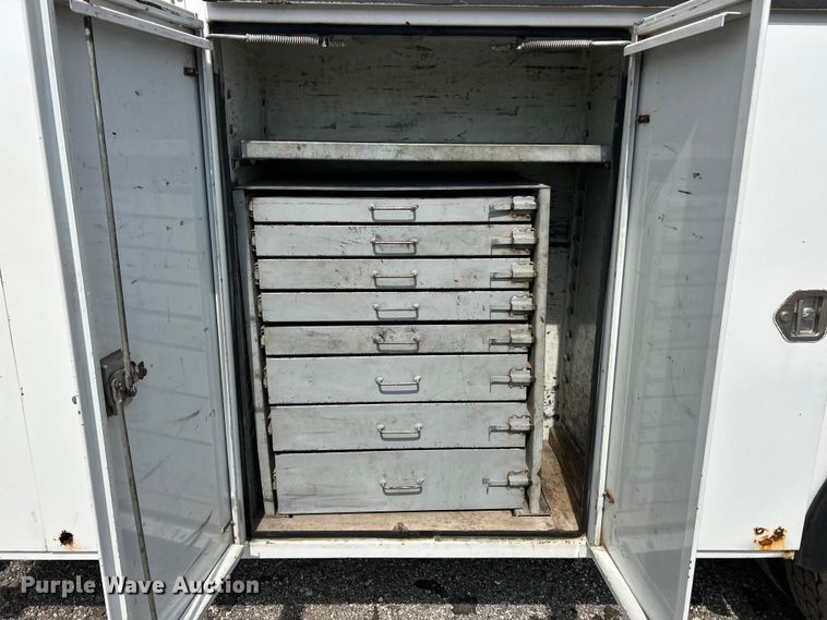 image for item ET3467 2003 Peterbilt 330 utility / service truck