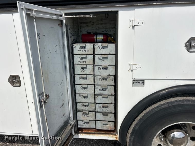 image for item ET3467 2003 Peterbilt 330 utility / service truck