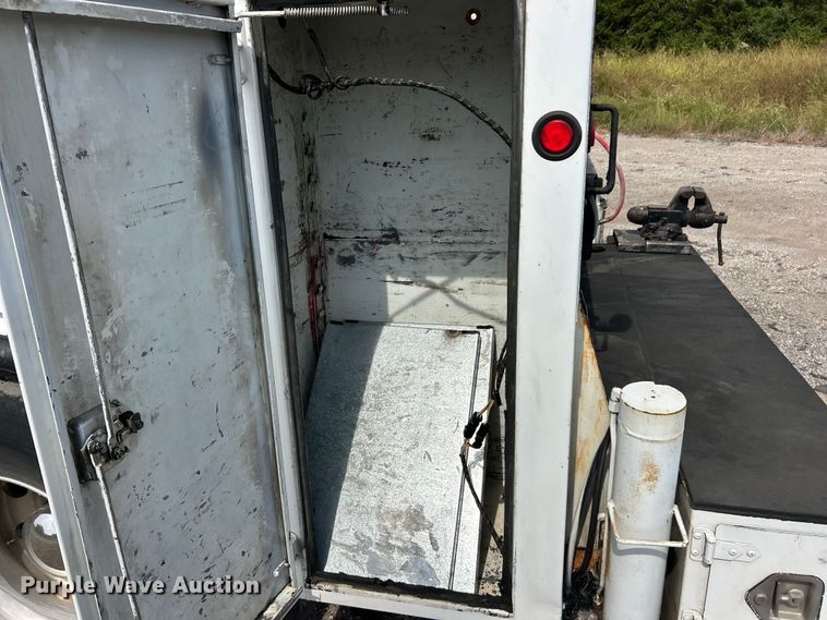 image for item ET3467 2003 Peterbilt 330 utility / service truck