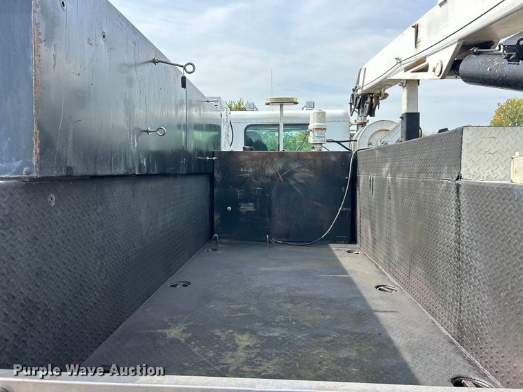 image for item ET3467 2003 Peterbilt 330 utility / service truck