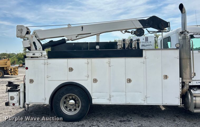 image for item ET3467 2003 Peterbilt 330 utility / service truck