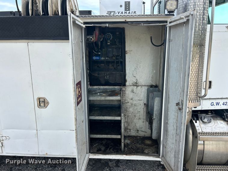 image for item ET3467 2003 Peterbilt 330 utility / service truck