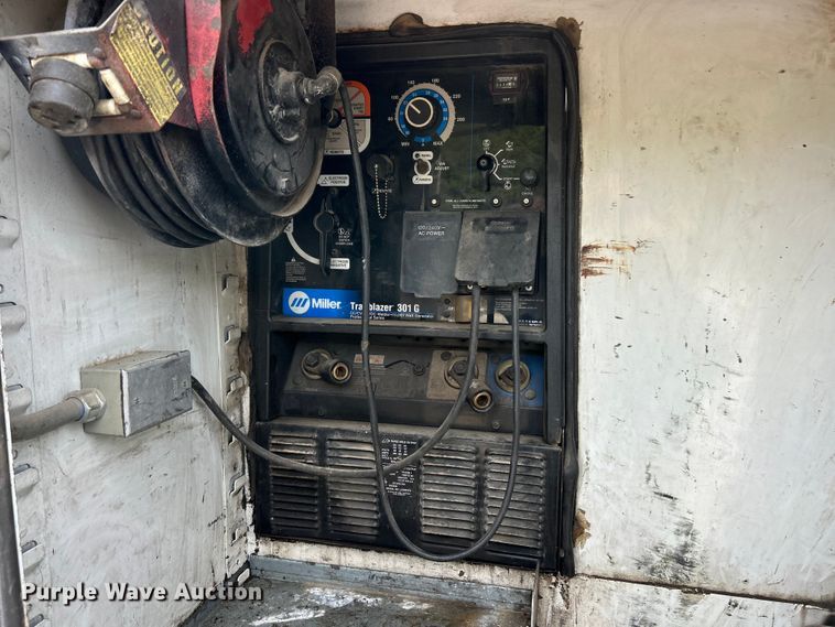 image for item ET3467 2003 Peterbilt 330 utility / service truck