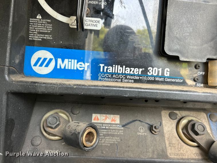 image for item ET3467 2003 Peterbilt 330 utility / service truck