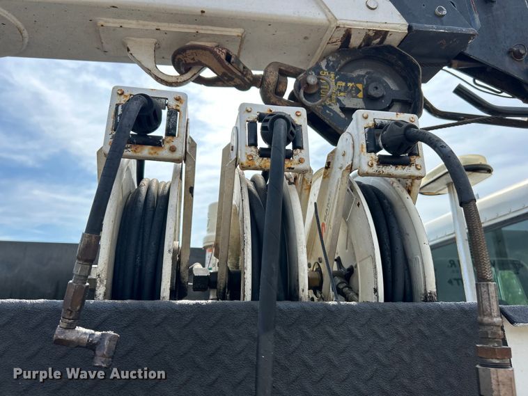 image for item ET3467 2003 Peterbilt 330 utility / service truck