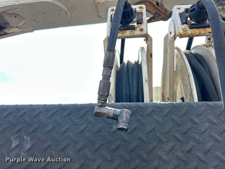 image for item ET3467 2003 Peterbilt 330 utility / service truck