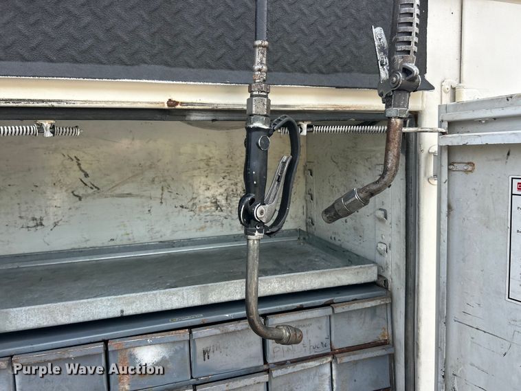 image for item ET3467 2003 Peterbilt 330 utility / service truck