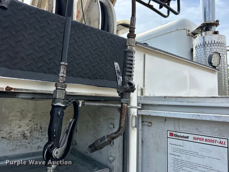 image for item ET3467 2003 Peterbilt 330 utility / service truck