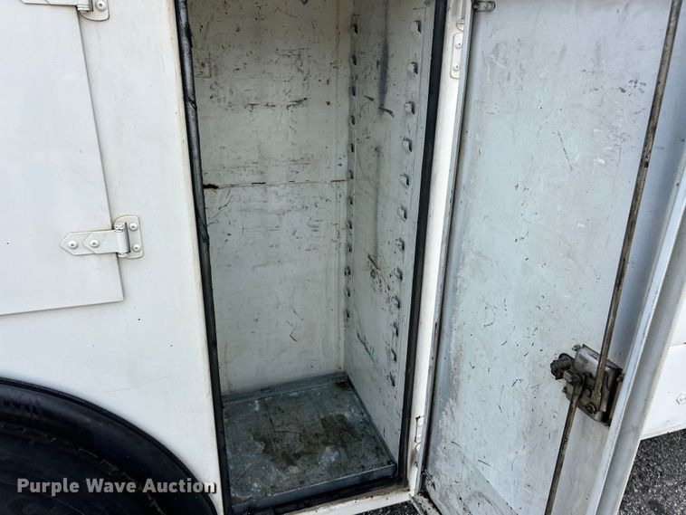 image for item ET3467 2003 Peterbilt 330 utility / service truck