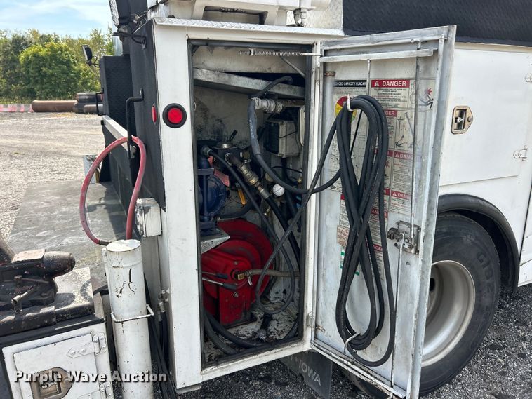 image for item ET3467 2003 Peterbilt 330 utility / service truck