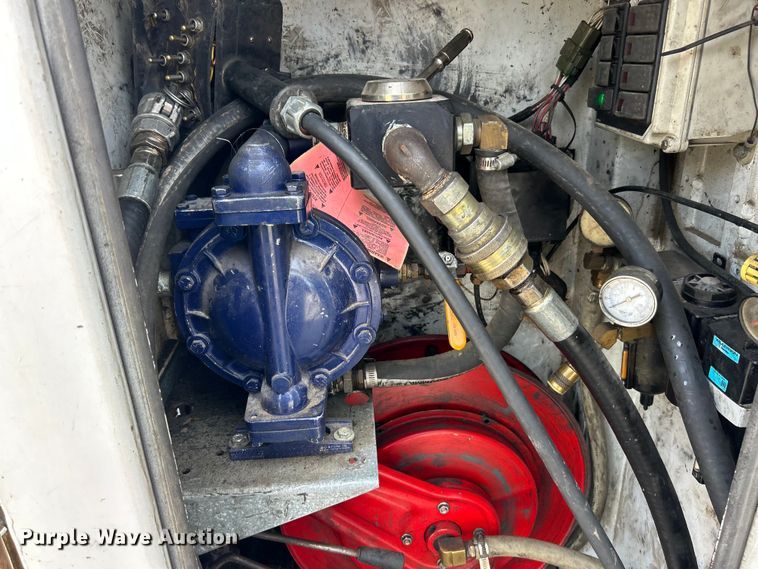 image for item ET3467 2003 Peterbilt 330 utility / service truck