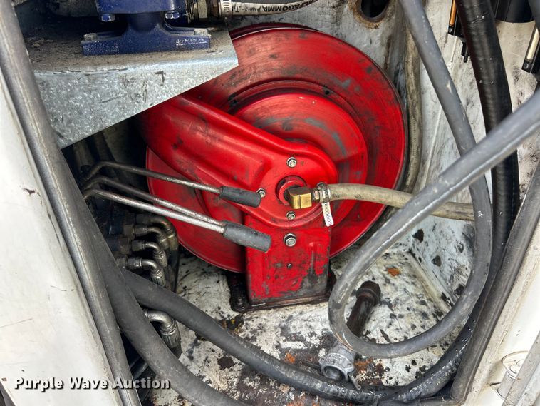 image for item ET3467 2003 Peterbilt 330 utility / service truck