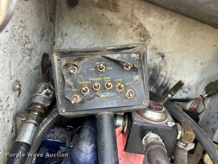 image for item ET3467 2003 Peterbilt 330 utility / service truck