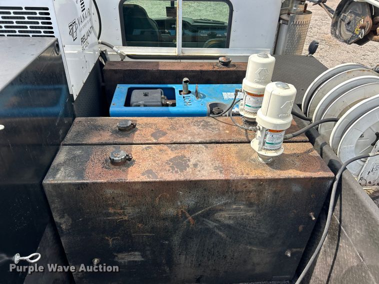 image for item ET3467 2003 Peterbilt 330 utility / service truck