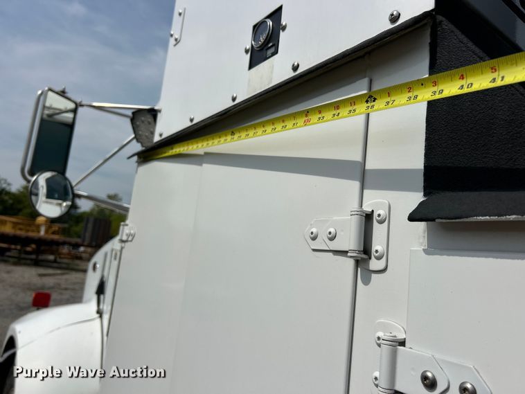 image for item ET3467 2003 Peterbilt 330 utility / service truck