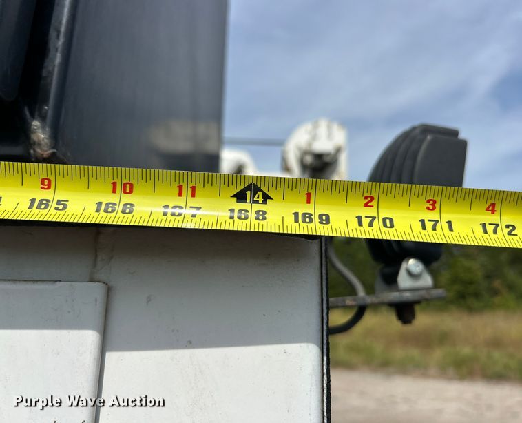 image for item ET3467 2003 Peterbilt 330 utility / service truck