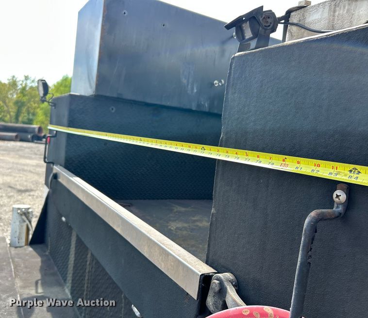 image for item ET3467 2003 Peterbilt 330 utility / service truck