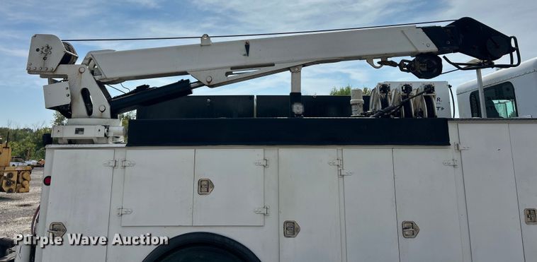 image for item ET3467 2003 Peterbilt 330 utility / service truck