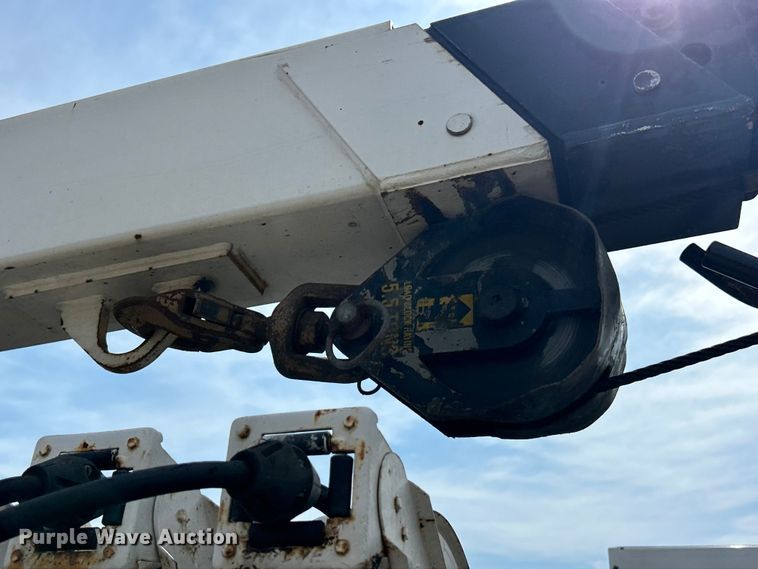 image for item ET3467 2003 Peterbilt 330 utility / service truck