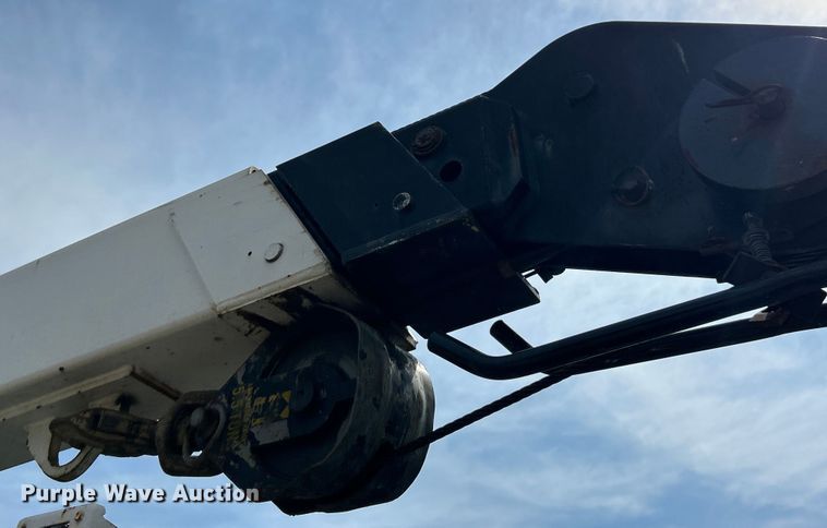 image for item ET3467 2003 Peterbilt 330 utility / service truck