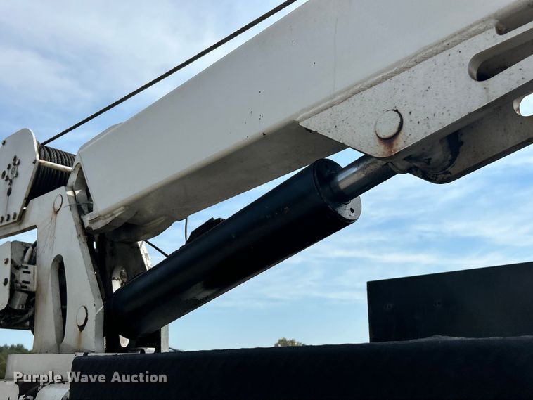 image for item ET3467 2003 Peterbilt 330 utility / service truck