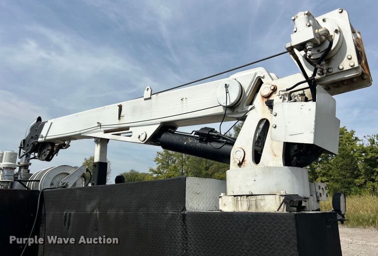 image for item ET3467 2003 Peterbilt 330 utility / service truck