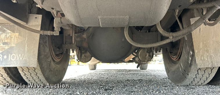 image for item ET3467 2003 Peterbilt 330 utility / service truck