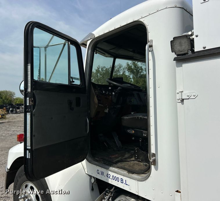 image for item ET3467 2003 Peterbilt 330 utility / service truck